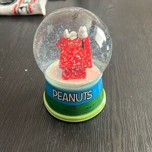 Peanuts snow globe